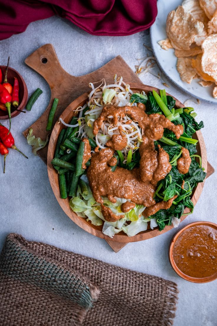 Pecel sayur sebagai masakan tradisional Indonesia dengan sayuran segar dan sambal kacang